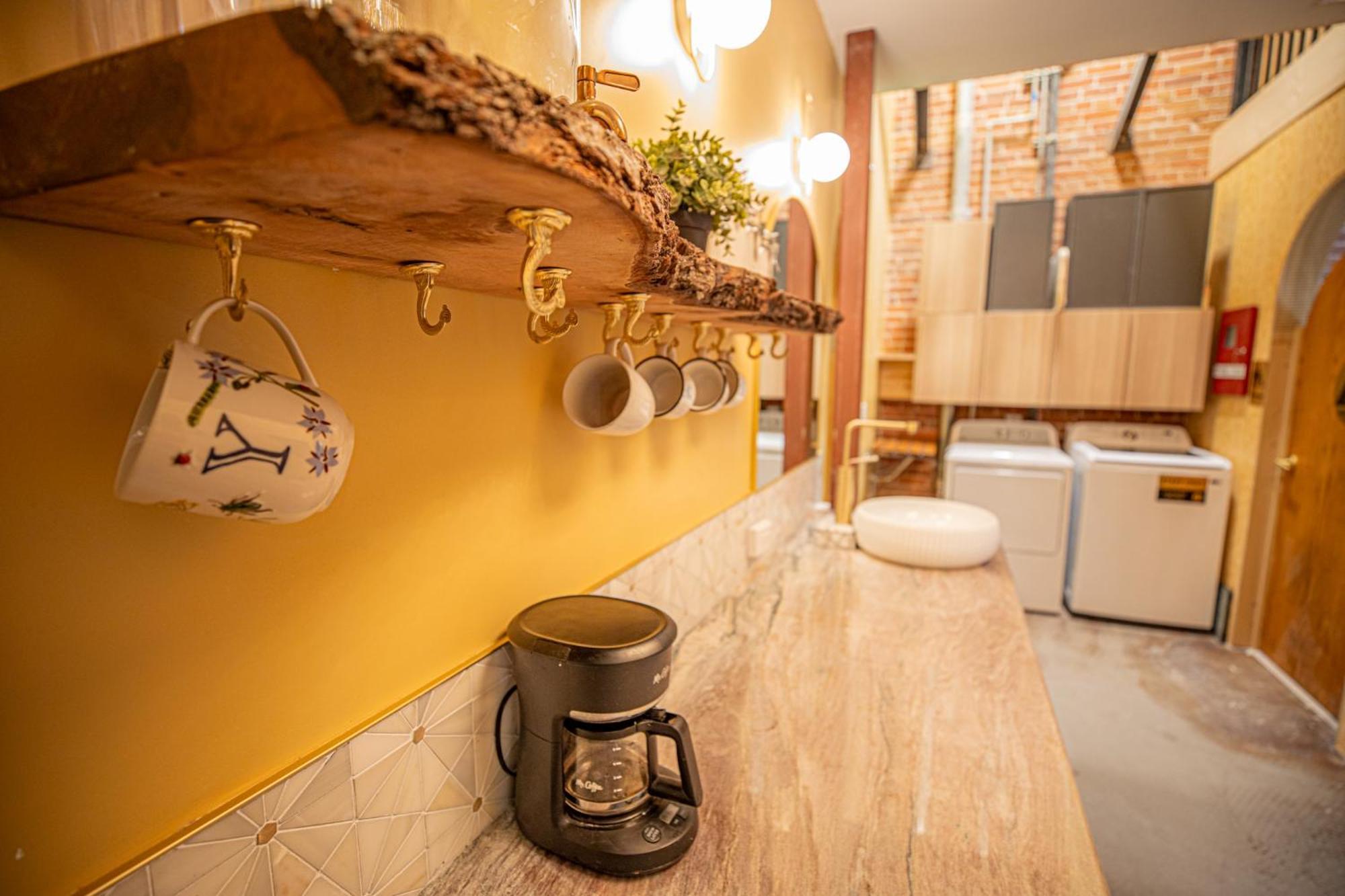Social Stays - Santa Barbara'S First Hostel On State Street Extérieur photo