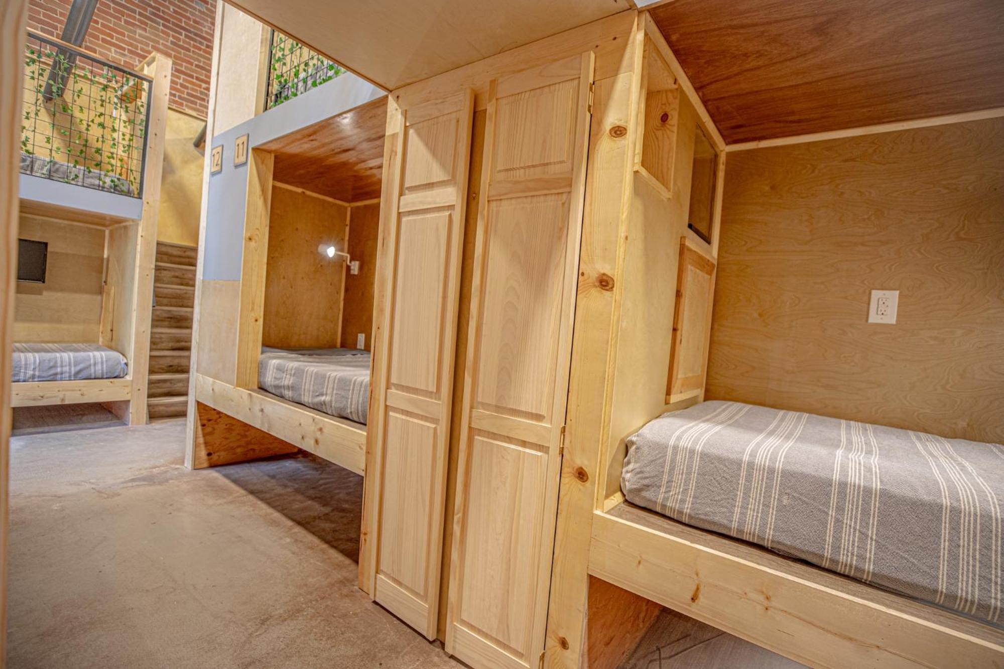 Social Stays - Santa Barbara'S First Hostel On State Street Extérieur photo