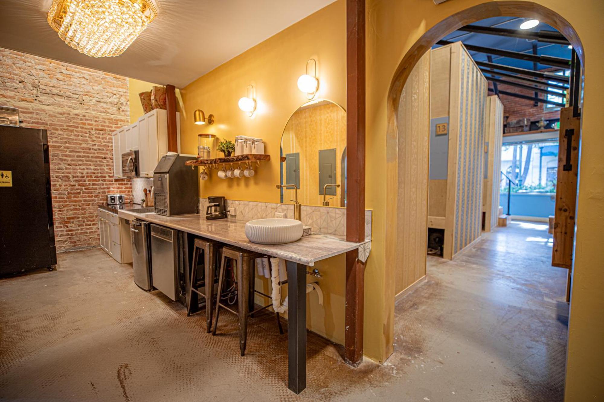 Social Stays - Santa Barbara'S First Hostel On State Street Extérieur photo
