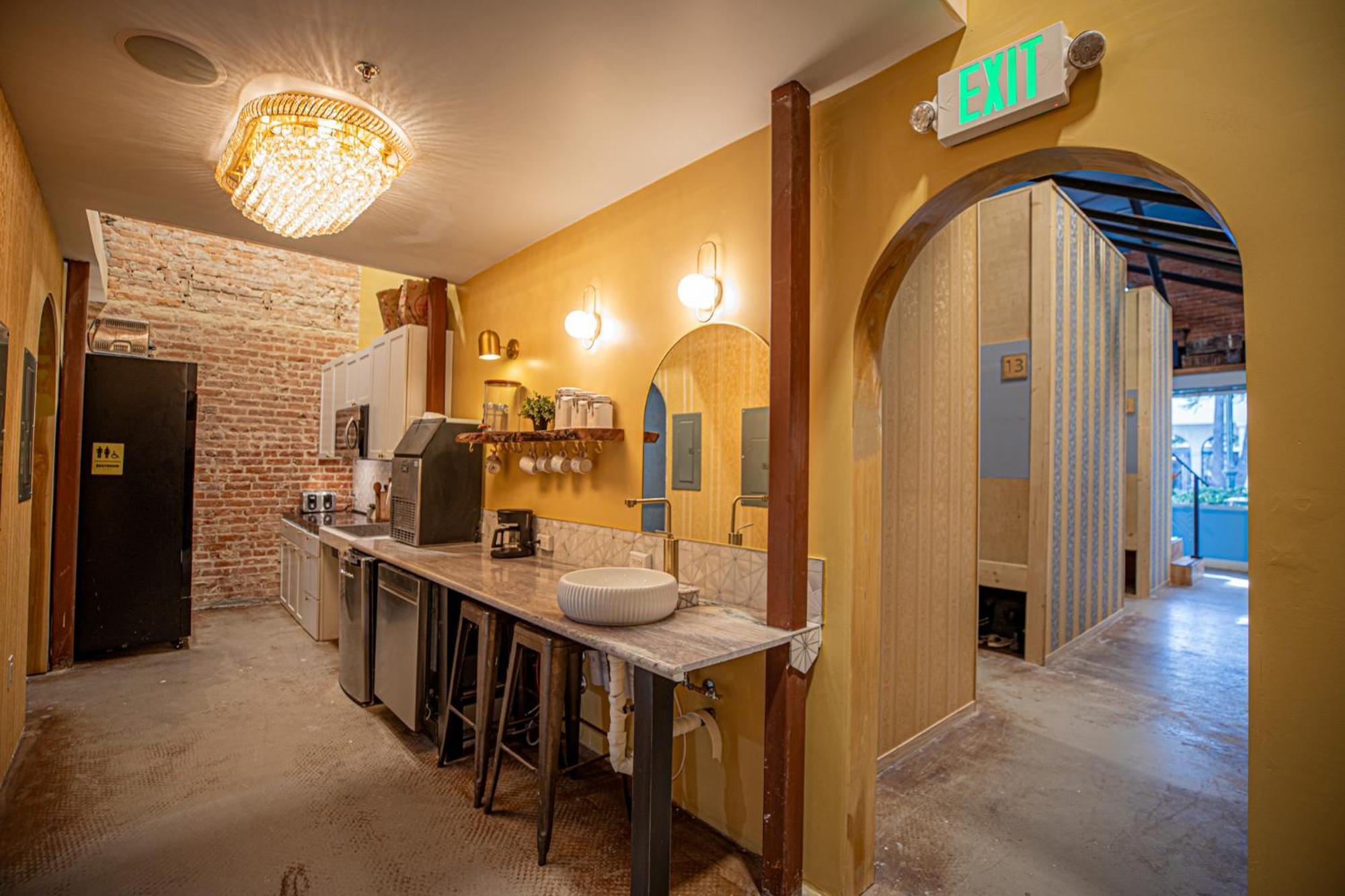 Social Stays - Santa Barbara'S First Hostel On State Street Extérieur photo