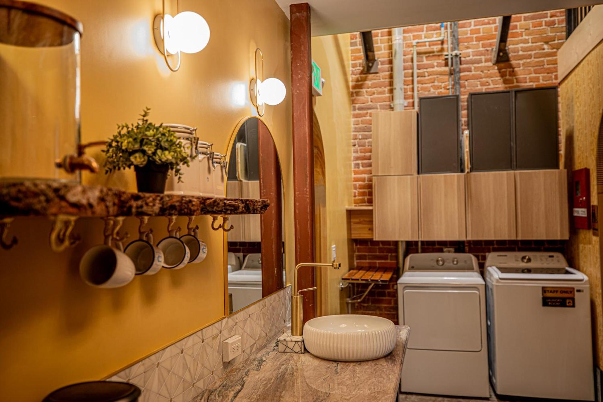 Social Stays - Santa Barbara'S First Hostel On State Street Extérieur photo